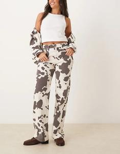 Джинсы Abercrombie & Fitch средней посадки в стиле 90-х с принтом коровы