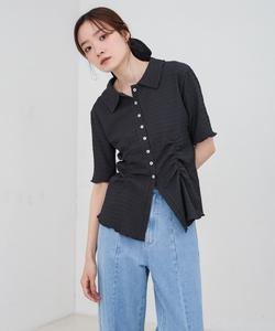 Топ с короткими рукавами, присборенный, с воротником.