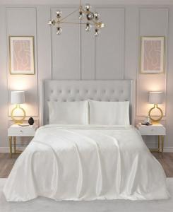 Комплект постельного белья из атласа, 3 предмета, размер twin (односпальный). Juicy Couture, Ivory