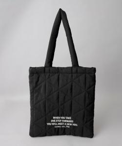 Стеганая сумка-тоут с вышитым логотипом и геометрическим узором