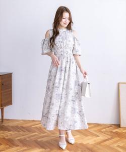 Платье с цветочным принтом, открытыми плечами и расклешенной юбкой, с возможностью ношения в двух направлениях.