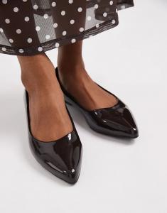 Остроносые балетки New Look из лакированной искусственной кожи коричневого цвета