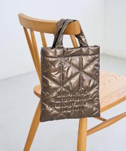 Стеганая сумка через плечо с вышитым логотипом и геометрическим узором, двусторонняя.