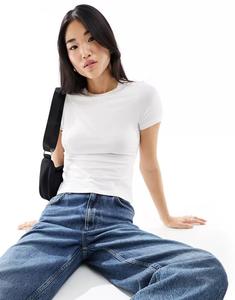 Белая приталенная футболка Weekday