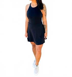 Беспроблемное спортивное платье с запахом и халтером в черном цвете TCEC