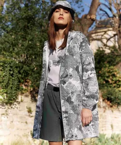 Длинная куртка с капюшоном, защищающая от ультрафиолетового излучения и водоотталкивающая.