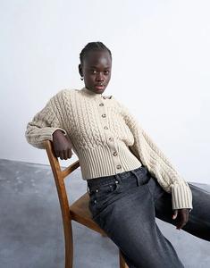 Вязаный кардиган Topshop с косами и приталенным лифом в овсяном цвете