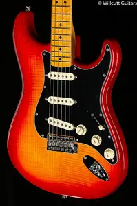 Fender Rarities Stratocaster с верхней декой из пламени ясеня, цвет Plasma Red Burst (741)