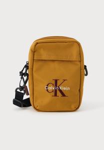 Сумка кросс-боди Calvin Klein BOLD LOGO SLIM REPORTER, Mustard Yellow