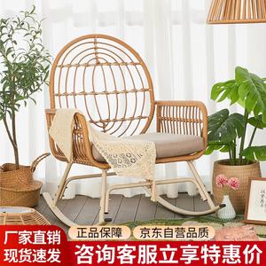 Стильное плетеное кресло-качалка из ротанга с мягкой подушкой для дома и террасы