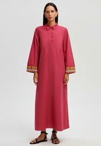 Платье-рубашка EMBROIDERED SLEEVE Touché Privé, розовый