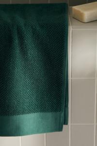 Хлопковое махровое полотенце H&M, 50x70 см, зеленый