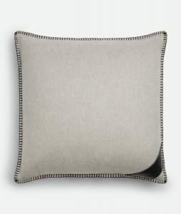 Intrecciato patch cushion BOTTEGA VENETA, черный/серо-бежевый