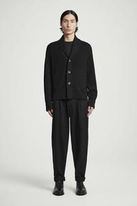 Шерстяные брюки с зауженными ногами COS, черный