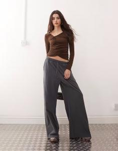 Легкие широкие трикотажные брюки в оттенке «черный с оттенком» Weekday