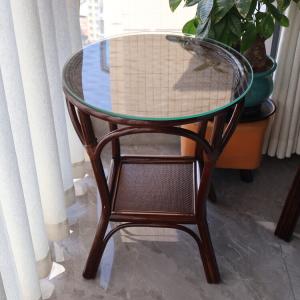 Круглый плетеный кофейный столик из ротанга со стеклянной столешницей