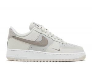 Кроссовки Nike WMNS AIR FORCE 1 LOW '07 'MOON FOSSIL', коричневый