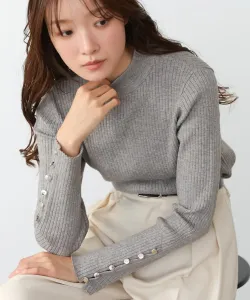 Трикотажный топ в рубчик с рукавами на пуговицах, высоким воротником.