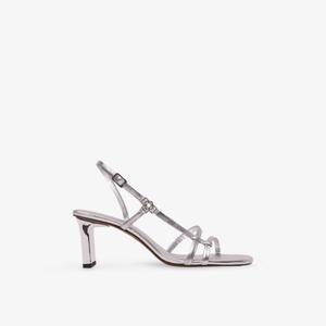 Босоножки на каблуке Maje с металлизированной кожей и декором в виде клевера, серебряный