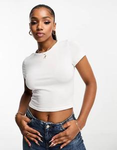 Monki – облегающая футболка белого цвета с эффектом усадки