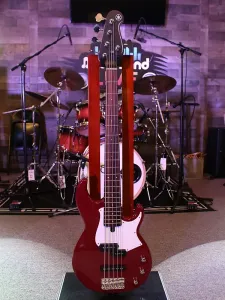 Электрогитара Yamaha BB235 с 5 струнами, цвет малина