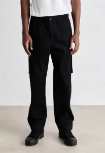 Наденьте прямые брюки-карго. Calvin Klein Jeans, Black
