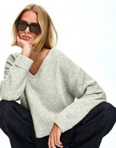 Мягкий на ощупь свитер Bershka с V-образным вырезом серого цвета