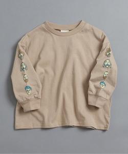 Эксклюзивная футболка с принтом на рукаве, доступная только в интернете.