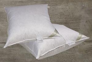 В упаковке 2 очень объемные перьевые подушки, очень твердые 80х80 2000г Betten Hofmann