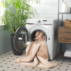 Ковер SAFAVIEH, 61 x 92 см, Faux Rabbit Fur Collection, Beige, однотонный дизайн, можно стирать в стиральной машине, противоскользящий, идеально подходит для помещений с высокой проходимостью: прихожая, гостиная, холл, спальня (FRF976B)