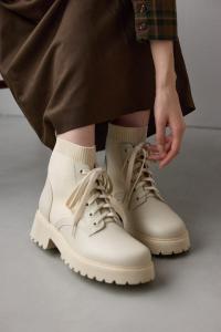 Вязаные ботинки на шнуровке из комбинированной пряжи