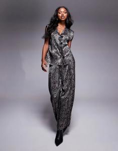 Жилет-комбинезон River Island из змеиной ткани плиссе черного цвета