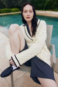 Свитер с V-образным вырезом и узором «косы» H&M, бежевый