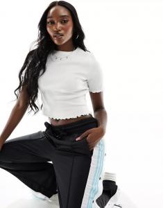 Белая футболка в рубчик COLLUSION с рюшами по низу