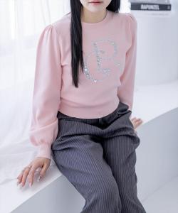 Вязаный топ с бисерным логотипом <<Новинка>>