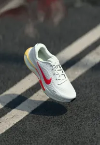 Кроссовки для бега по шоссе от компании journey run Nike Performance, White/Bright Crimson/Spruce Aura/Topaz Gold-Coloured/Black
