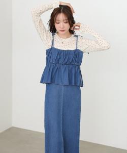 Джинсовое платье-комбинация с баской и сборками.