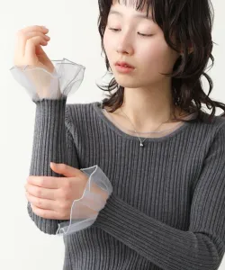 Вязаный топ с оборками в рубчик