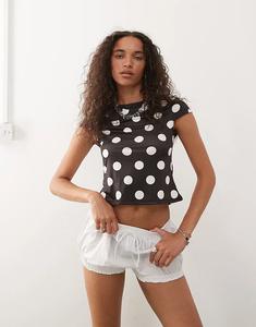 Топ COLLUSION с короткими рукавами и вырезом-лодочкой в крупный черно-белый горошек