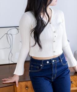 Вязаный кардиган с ленточками и пуговицами