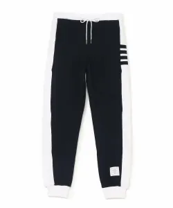 Спортивные штаны с фирменной четырехполосной отделкой из классического трикотажа с петлевой изнанкой.