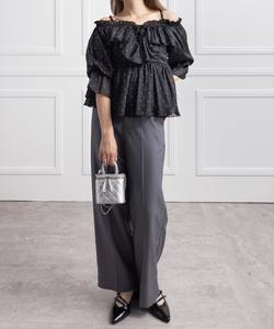 Блузка с оборками спереди и открытыми плечами