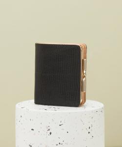 Двустворчатый кошелек с застежкой, имитирующей кожу ящерицы.