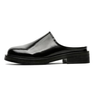 PAVEA Мужские противоскользящие тапочки с резиновой подошвой и закрытым носком из лаковой кожи черные, цвет Patent Leather Black