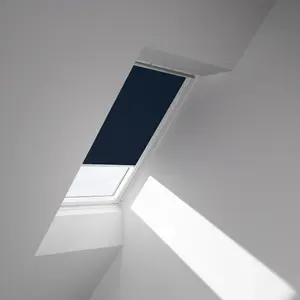 Затемняющие рулонные шторы VELUX «DKL M10 1100SWL», затемнение, затемнение, без сверления, на направляющих, белые направляющие и ручка, цвет Dunkelblau + weiß