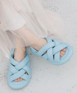 Сандалии на толстой подошве с объемными ремешками