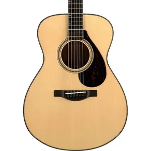 Акустическая гитара Yamaha FS размером концерт. Верх из ели Адирондак; задняя и боковые части из африканского махагони; жесткий футляр; натуральный цвет