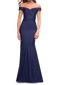 Платье-русалка с V-образным вырезом и сборками, темно-синего цвета La Femme, темно-синий