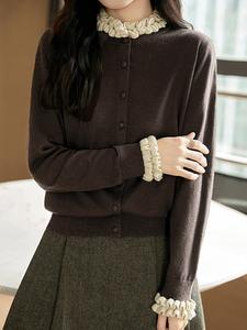 Вязаный топ с оборками и пуговицами для женщин.