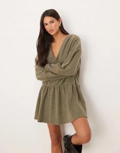 Супермягкое мини-платье ASOS DESIGN цвета хаки с V-образным вырезом и заниженной талией